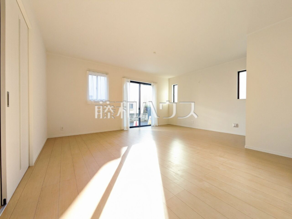 B号棟　リビング　【新座市栗原１丁目】