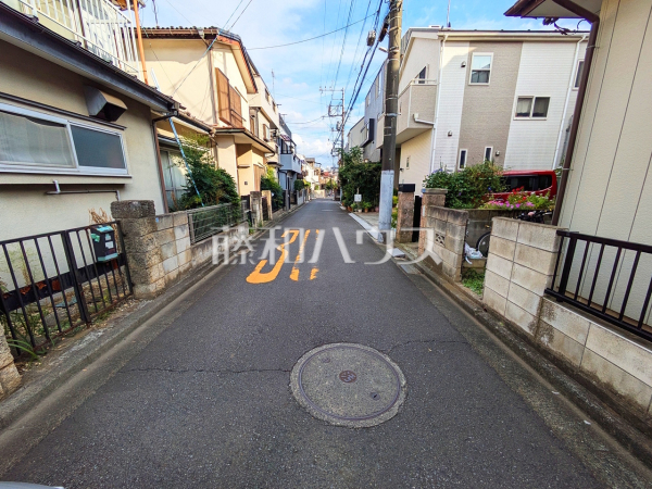 接道状況および現場風景　【ふじみ野市北野１丁目】お住まい探しは、家の良し悪しだけでなく周辺環境も重要なポイントです。ぜひ一度お客様の目でご覧ください。