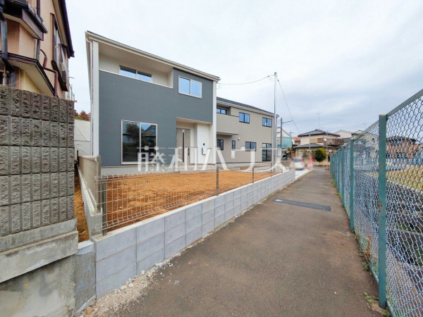 接道状況および現場風景　【所沢市小手指南２丁目】 見学はしたいけど、なかなか時間が取れない・・・そんな方に出勤前や仕事終わりにマイホームを見学できるサポートをいたします。 