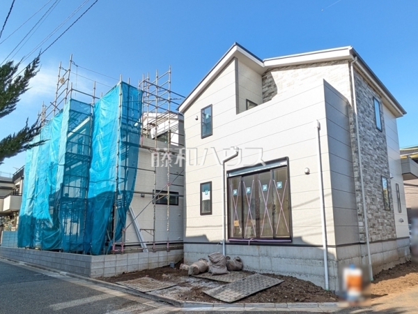 足場が外れて実際の外観が見えてきました。完成までもう少しです。　【練馬区大泉学園町４丁目】