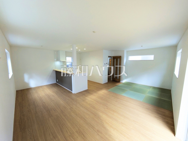 リビング　【春日井市坂下町５丁目】