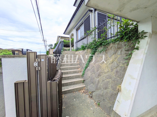 玄関へのアプローチ　【八王子市北野台１丁目】