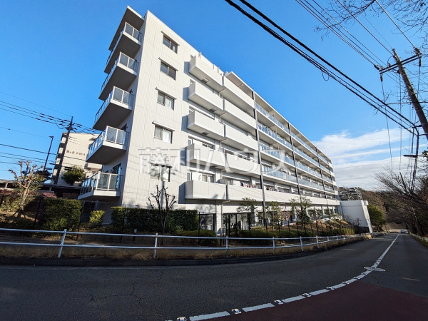 ≪現地外観≫5階建て4階部分×3方角住戸のため日当たり・通風良好の開放的なお部屋です◎　【レーベンハイム多摩聖ヶ丘】