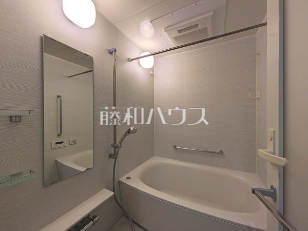 ≪浴室≫白を基調とした清潔感あふれるバスルームです。【レーベンハイム多摩聖ヶ丘】