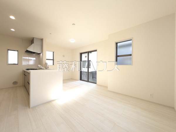 リビング　【昭島市中神町２丁目】