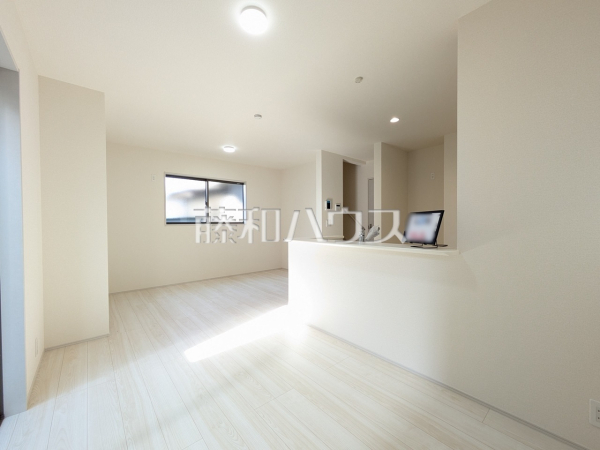 リビング　【昭島市中神町２丁目】