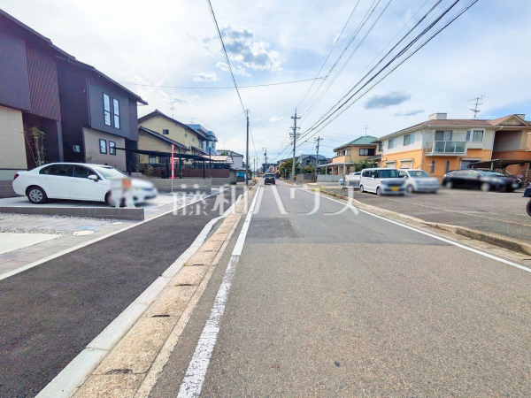 接道状況および現場風景　【春日井市林島町３丁目】 見学はしたいけど、なかなか時間が取れない・・・そんな方に出勤前や仕事終わりにマイホームを見学できるサポートをいたします。 