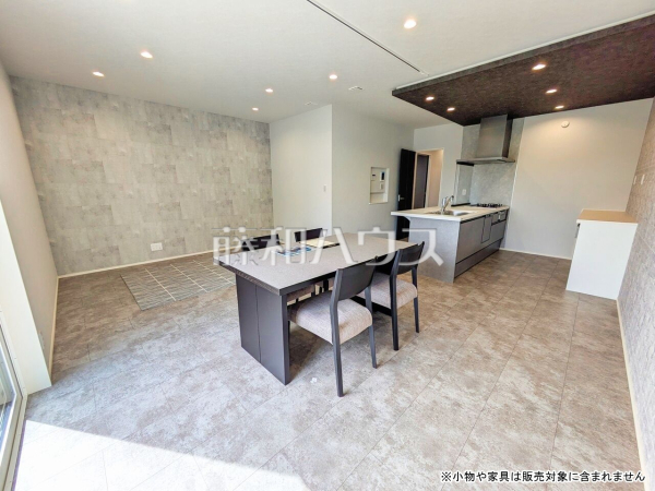 2号棟　 家族や仲間が集うLDKは約18帖あり、ゆったりと寛げる空間です。 　【春日井市林島町３丁目】