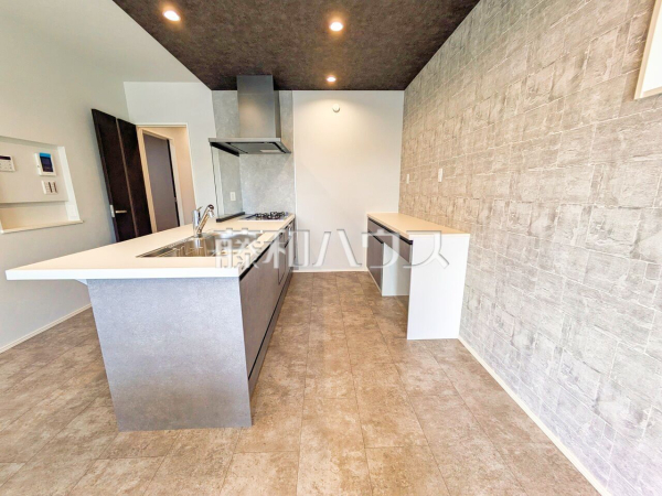 2号棟　 夫婦そろってキッチンに立っても調理がしやすい余裕の広さ。食器類もすっきりと片付く収納力。家事をしながら会話も弾みます。 【春日井市林島町３丁目】