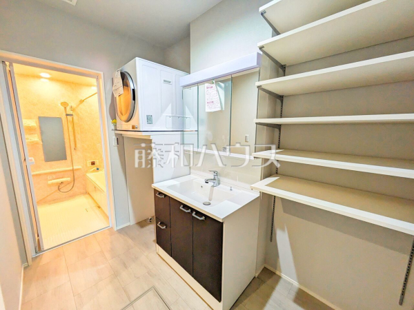 2号棟　洗面室にはバスタオルや洗面具などをきれいに整理できる便利な棚を設置しました。 【春日井市林島町３丁目】