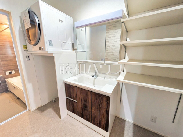3号棟　 三面鏡付きの洗面台。鏡の裏にも収納があり、歯ブラシや化粧品等もすっきり収納できます。 【春日井市林島町３丁目】
