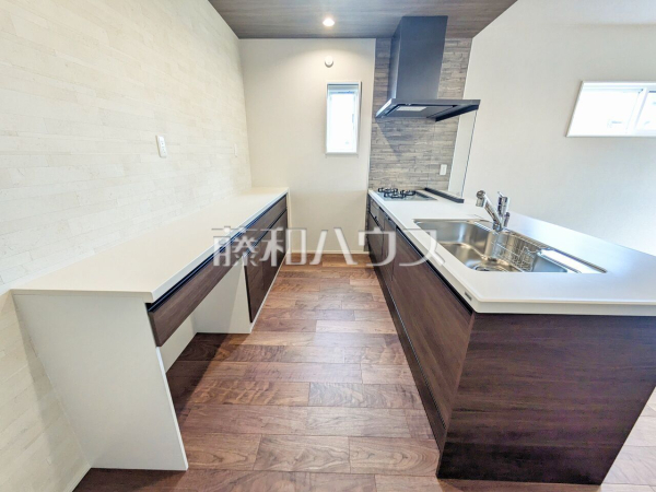 3号棟　 明るい陽光に満たされる心地よいキッチンで、気持ちよくお料理ができます 　【春日井市林島町３丁目】