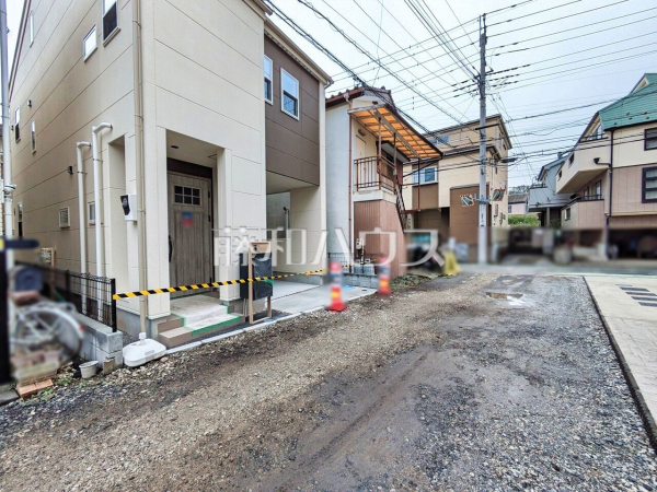 接道状況および現場風景　【所沢市西所沢２丁目】 平日のご案内も可能です。まずはお気軽にお問合せ下さいませ。 