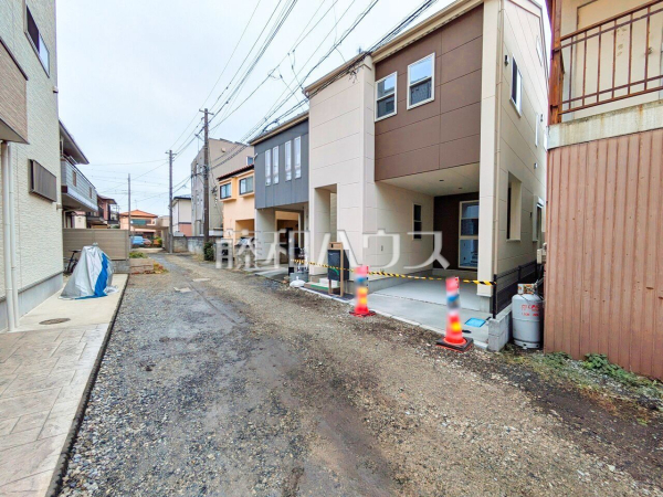 接道状況および現場風景　【所沢市西所沢２丁目】 見学はしたいけど、なかなか時間が取れない・・・そんな方に出勤前や仕事終わりにマイホームを見学できるサポートをいたします。 