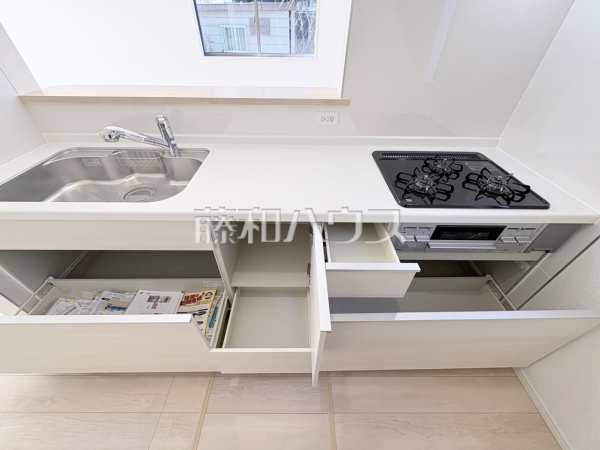 出し入れスムーズ、腰への負担も軽減。大容量スライド収納キッチンで、毎日の料理をもっと軽やかに。
キッチン　【清瀬市中里１丁目】