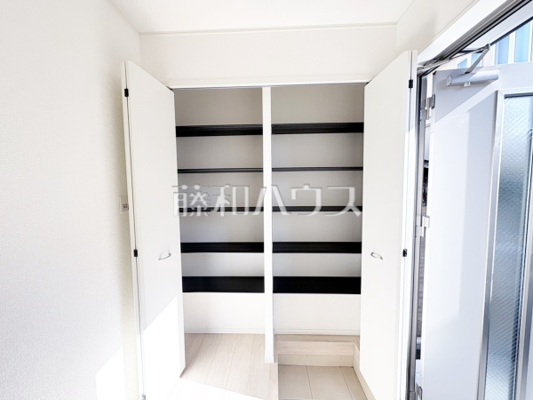 『玄関はいつも美しく』家族全員の靴が収まる大容量シューズボックス。
収納　【清瀬市中里１丁目】