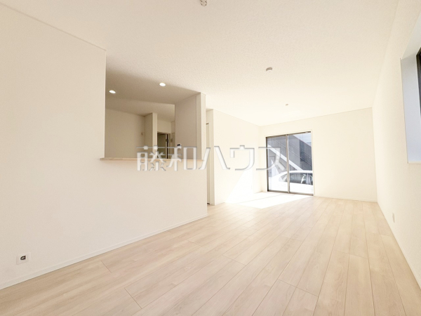 家族が集まる16帖超のLDKは、三方向から光が射し込み一日中光が差し込みます。
リビング　【清瀬市中里１丁目】