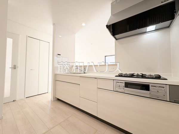 休日はご夫婦で料理を作ったり、お子様とお菓子作りも楽しめる、広々キッチンスペース！
キッチン　【清瀬市中里１丁目】