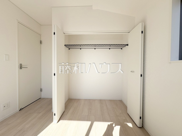 各居室に大型クローゼット完備。さらに納戸（サービスルーム）付きで、季節ものもスッキリ収まる。
収納　【清瀬市中里１丁目】