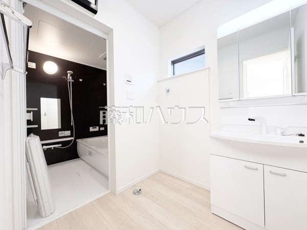 『洗面室も1坪の開放感』お風呂上がりも着替えがスムーズ！家族が並んでも余裕のある、ゆとりのサニタリー空間。
洗面室　【清瀬市中里１丁目】