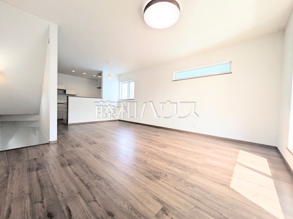 リビング　【新座市大和田４丁目】
対面キッチンを採用したリビングは明るく開放感を主として設計しました。一日の中で一番長く家族が集まる場所だから機能性と利便性を重視しました。　