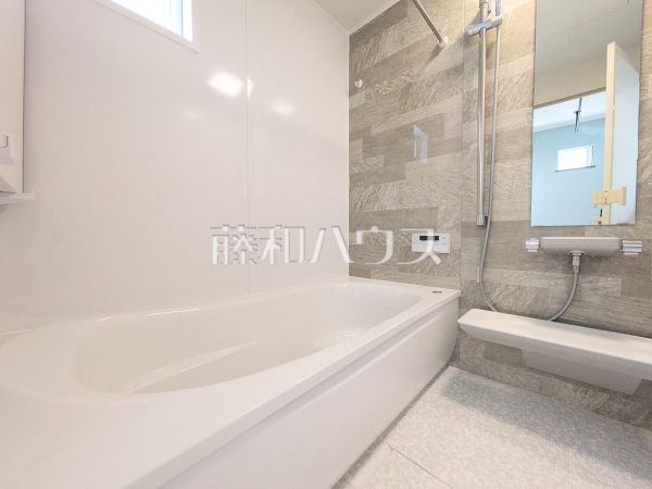 浴室　【新座市大和田４丁目】
一日の疲れを癒す、優しい色合いのバスルーム　