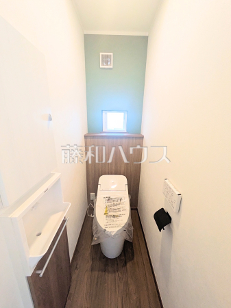 トイレ　【新座市大和田４丁目】
ウォシュレット付きトイレ！リビング・お風呂に続いて意外と癒しの空間かも！？　