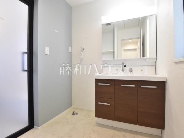 建物プラン例（内観） 洗面ボウルは広々平らな底面なので付け置き洗い等できます。深さがあるので水も飛び散らず使い勝手便利です。　[参考プラン] 建物価格：1,540万円（税込）　建物面積：88.02m²