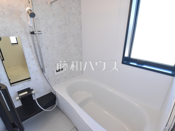 建物プラン例（内観） 一日の疲れを癒してくれるバスルームは、ゆったりと半身浴をしながら読書を楽しんだりお子様と一緒に入浴したりと寛げる空間です。　[参考プラン] 建物価格：1,540万円（税込）　建物面積：88.02m²