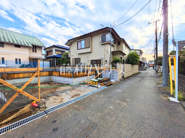 接道状況および現場風景　【日野市西平山５丁目】平日のご案内も可能です。まずはお気軽にお問合せ下さいませ。