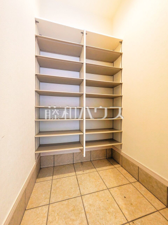  大容量のシューズインクロークで玄関もスッキリ 【東久留米市八幡町２丁目】