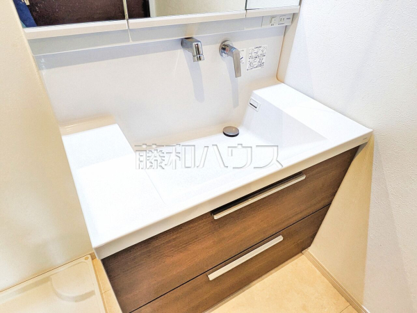  洗面化粧台のボウルは汚れにくく、幅も広めでお掃除も楽々できます。 　【東久留米市八幡町２丁目】