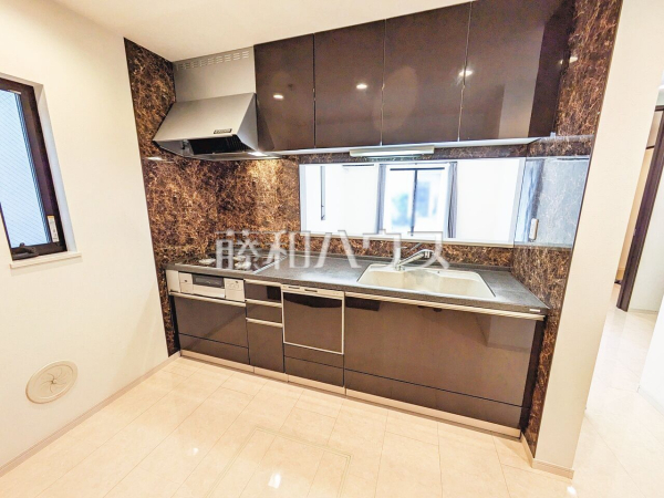  キッチンには窓があり換気しやすいですね 　【東久留米市八幡町２丁目】