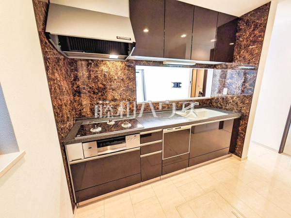  明るい陽光に満たされる心地よいキッチンで、気持ちよくお料理ができます 　【東久留米市八幡町２丁目】