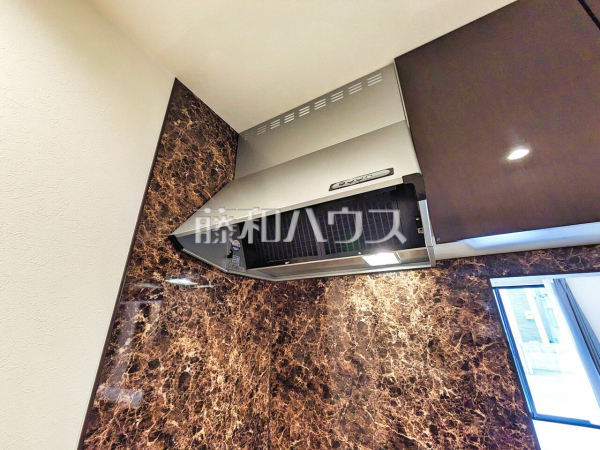  お手入れのしやすいレンジフードは見た目もスッキリしていて、料理時の油煙やニオイを効率的に外に出せます。 　【東久留米市八幡町２丁目】