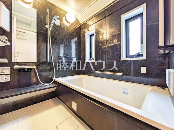  落ち着いた色合いで疲れたからだを癒す、贅沢なくつろぎ空間です。 【東久留米市八幡町２丁目】