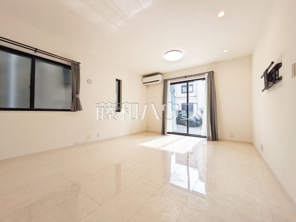  採光溢れるリビングで、家族団らんのひと時をお過ごし下さい。 【東久留米市八幡町２丁目】