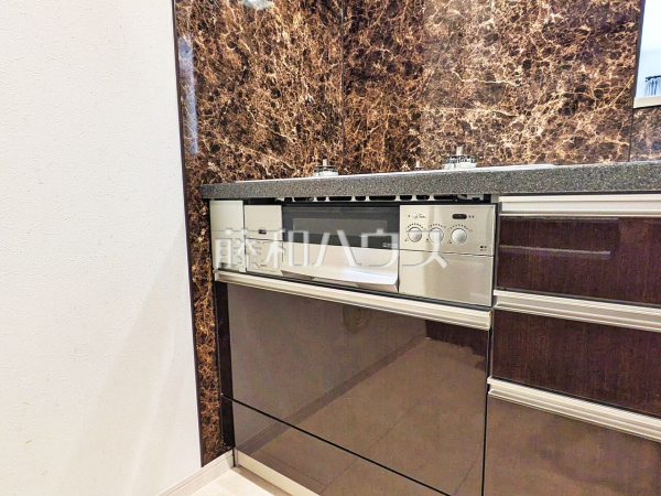  フラットな表面で汚れも拭きとりやすく、お掃除が簡単な3口ガラストップコンロ 　【東久留米市八幡町２丁目】