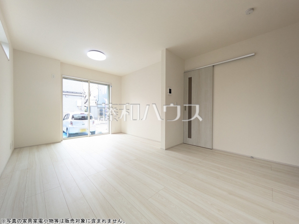 3号棟　家族の存在を近くに感じ、心安らぐこの空間はいつも心地よく、気が付けば楽しい一日が終わろうとしている、そんな憩いのリビングです。　【立川市上砂町３丁目】