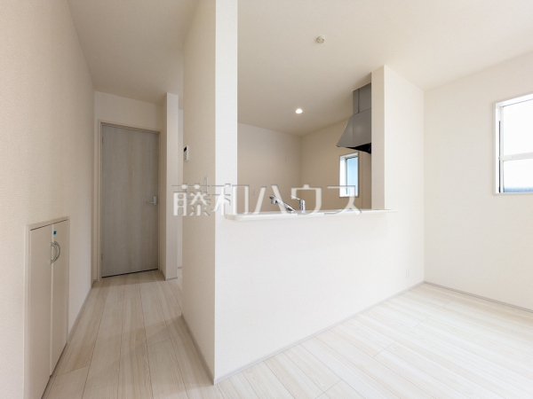 3号棟　リビングにいるご家族を見渡せる対面キッチン。リビングからキッチンが見えるので、小さなお子様もママの様子が見えて安心ですね。　【立川市上砂町３丁目】