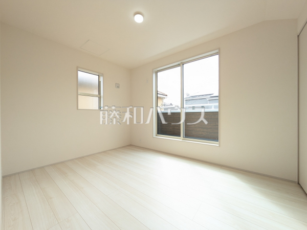 3号棟　居室は2面採光により明るく開放的な空間となっています。　【立川市上砂町３丁目】