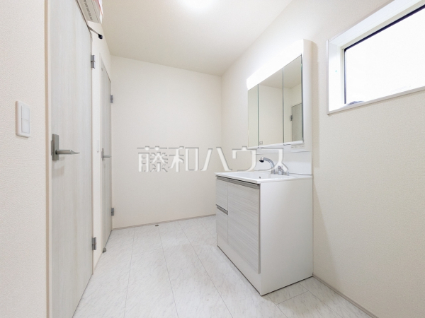 3号棟　洗面室には三面鏡付きの洗面台。鏡の裏にも収納があり、歯ブラシや化粧品等もすっきり収納できて朝の準備がスムーズです　【立川市上砂町３丁目】