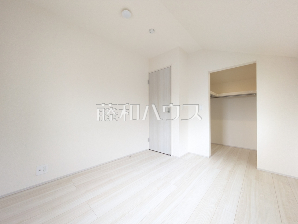 3号棟　居室にはクローゼットを完備し、家具を置くスペースが確保しやすい設計がされております。　【立川市上砂町３丁目】