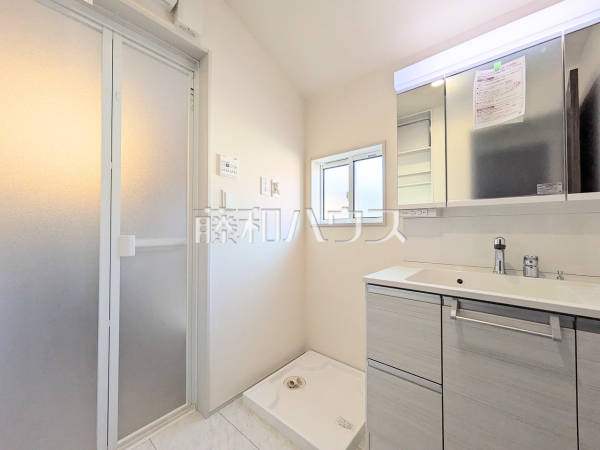 ≪洗面室≫三面鏡付きの洗面台。鏡の裏にも収納があり、歯ブラシや化粧品等もすっきり収納できます。　【三鷹市北野３丁目】