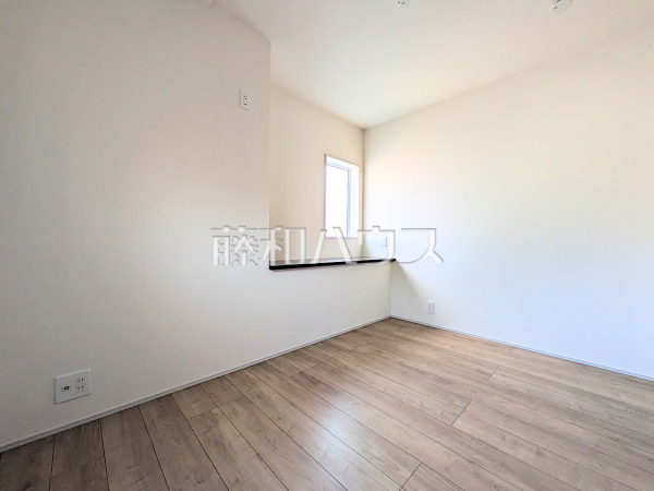 ≪居室≫木目が美しいウッディなフローリングの居室は、穏やかで心安らぐ空間となるでしょう。 　【三鷹市北野３丁目】