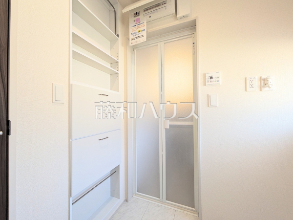 ≪洗面室≫ 洗面室にはバスタオルや洗面具などをきれいに整理できる便利な棚を設置しました。 　【三鷹市北野３丁目】