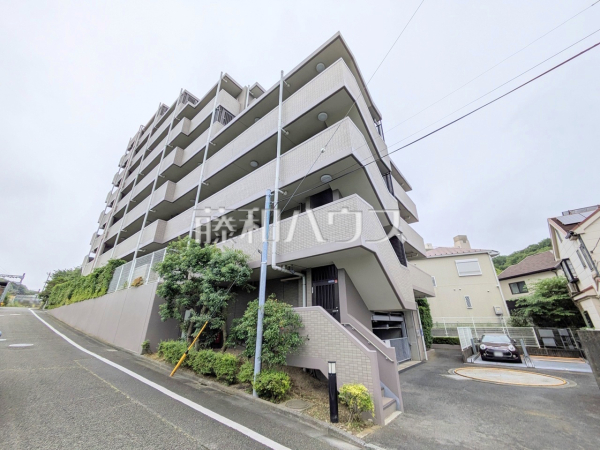 ≪現地外観≫L字型のロングバルコニー！お洗濯物の多い日でもいっきに干せますね。　【ライオンズマンション京王永山】