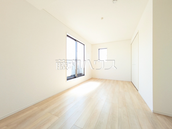 4号棟　白を基調としたクロスになっているため、お部屋がより広く明るく感じます。窓からの光も取り込みます。　【新座市畑中２丁目】
