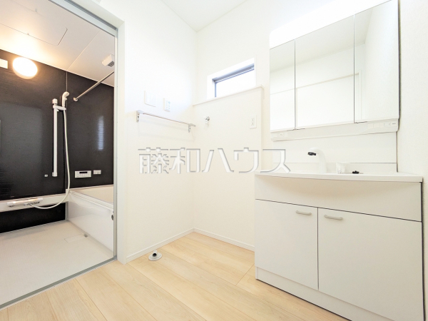 4号棟　三面鏡付きの洗面台。鏡の裏にも収納があり、歯ブラシや化粧品等もすっきり収納できます。 　【新座市畑中２丁目】