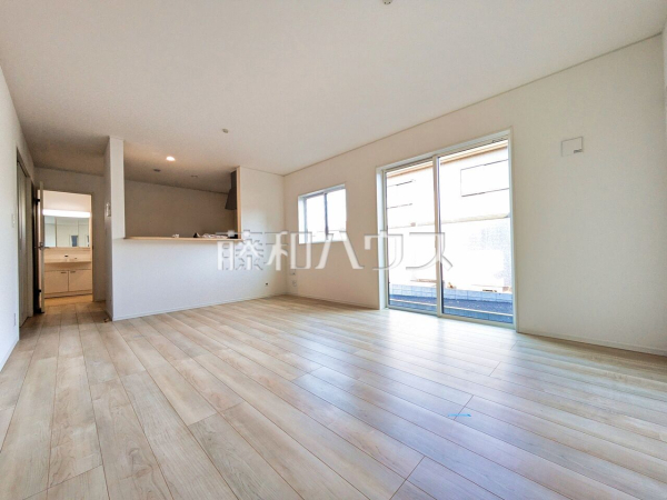 2号棟 約16帖のゆったりリビング。家族でテーブルを囲む素敵な時間をお愉しみ下さい。 【八王子市大楽寺町】 2号棟 約16帖のゆったりリビング。家族でテーブルを囲む素敵な時間をお愉しみ下さい。 【八王子市大楽寺町】